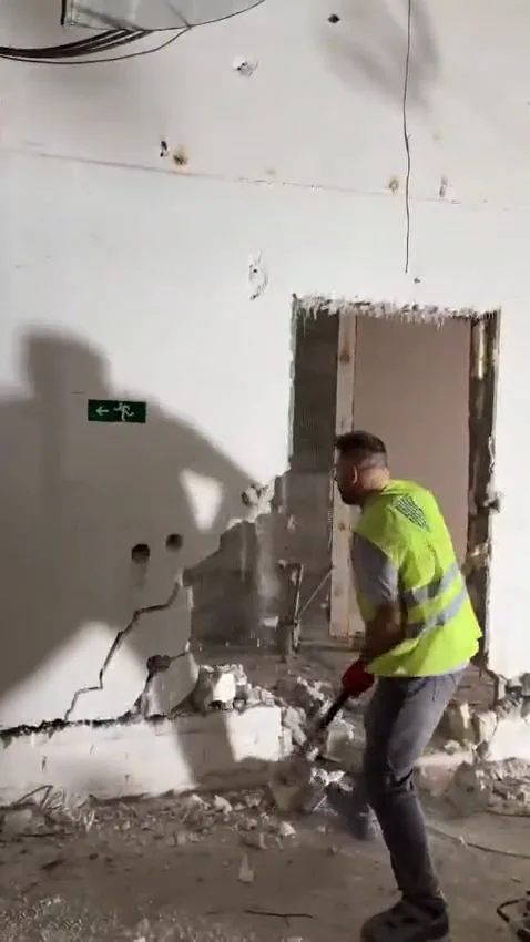 Şenol Elkovan’ın paylaştığı iç mekân duvar yıkımı çalışmasından bir kare
