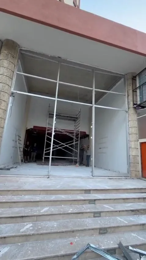 Söküm çalışması sonrasında boşaltılmış dükkân girişi